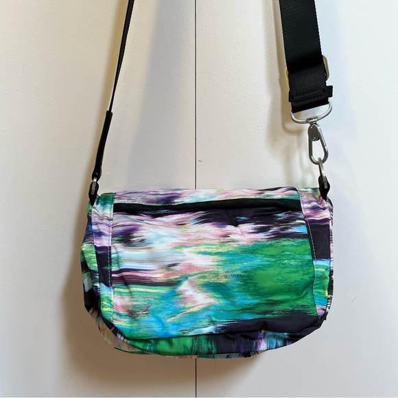 NWOT lululemon festival bag - print: pigment wind dragonfly - Picture 9 of 9